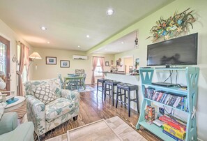 TV, DVD player, books, video library - Half-Mi to Seadrift Harbor: Seadrift Home w/ Deck (Seadrift)