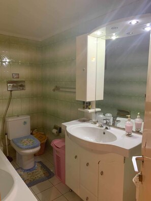 Bathroom - Kindred Spirit apartment (Herakleion)