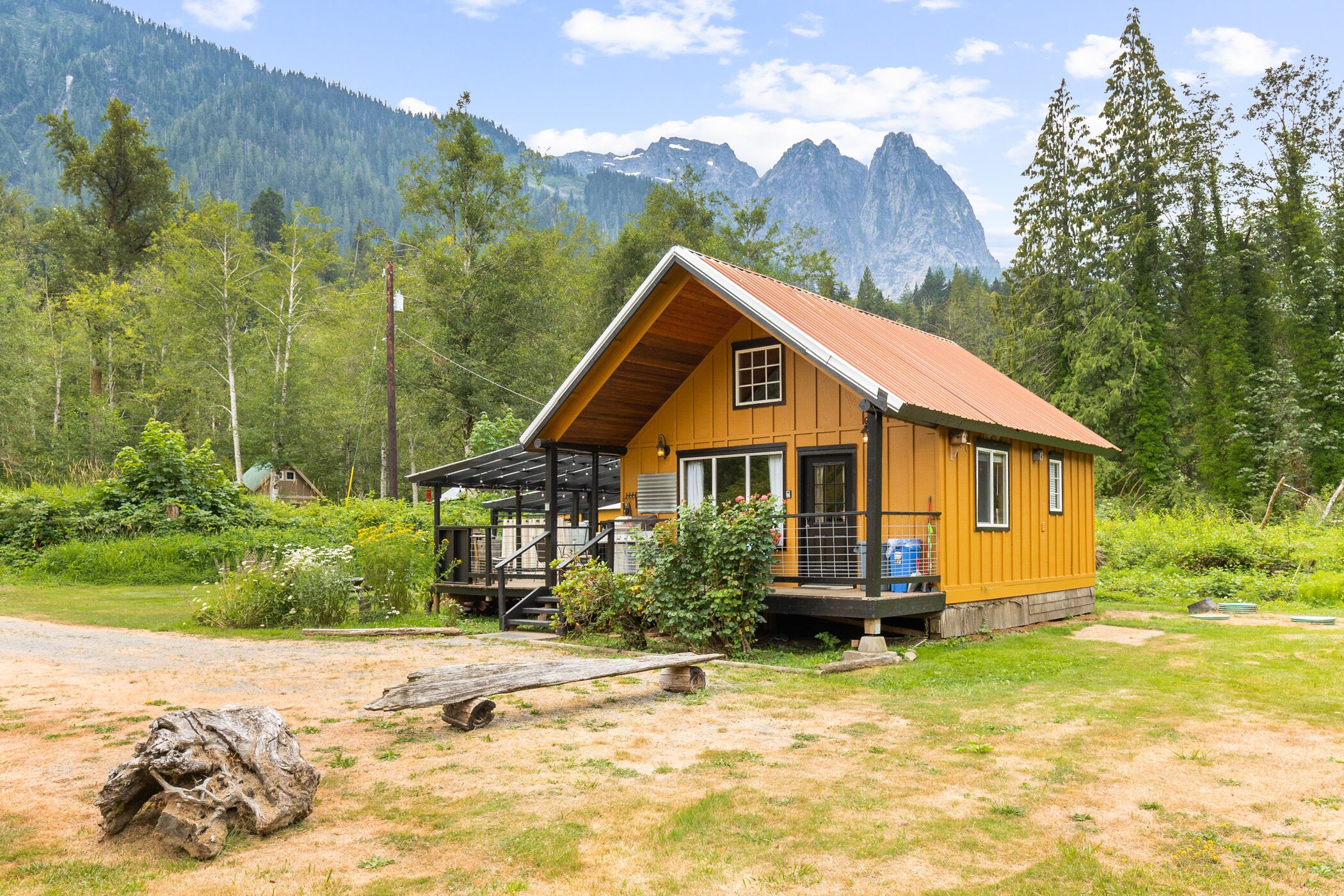 Mountain House w/ stunning mountain views, spacious yard, outdoor living area w/ hot tub, WiFi