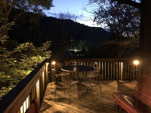 Outdoor dining - 🏔️⛷️SLOPE SIDE cabin! Ski in-ski out Fireplace-firepit 🏔️ ⛷️ (Beech Mountain)