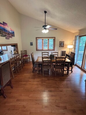 Dining - 🏔️⛷️SLOPE SIDE cabin! Ski in-ski out Fireplace-firepit 🏔️ ⛷️ (Beech Mountain)