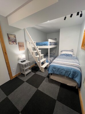 4 bedrooms, desk, free WiFi, bed sheets - ⛰️ 🚴‍♀️ summer mountain biking, hiking, slope side, fire pit  🚴‍♀️ ⛰️  (Beech Mountain)