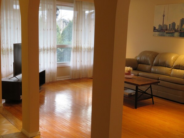 TV - ★★★★★ Spacious Room 1♚Qn-Bed✚Shared Ensuite-Beryl (North York)