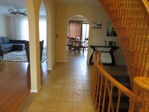 Interior - ★★★★★ Spacious Room 1♚Qn-Bed✚Shared Ensuite-Beryl (North York)