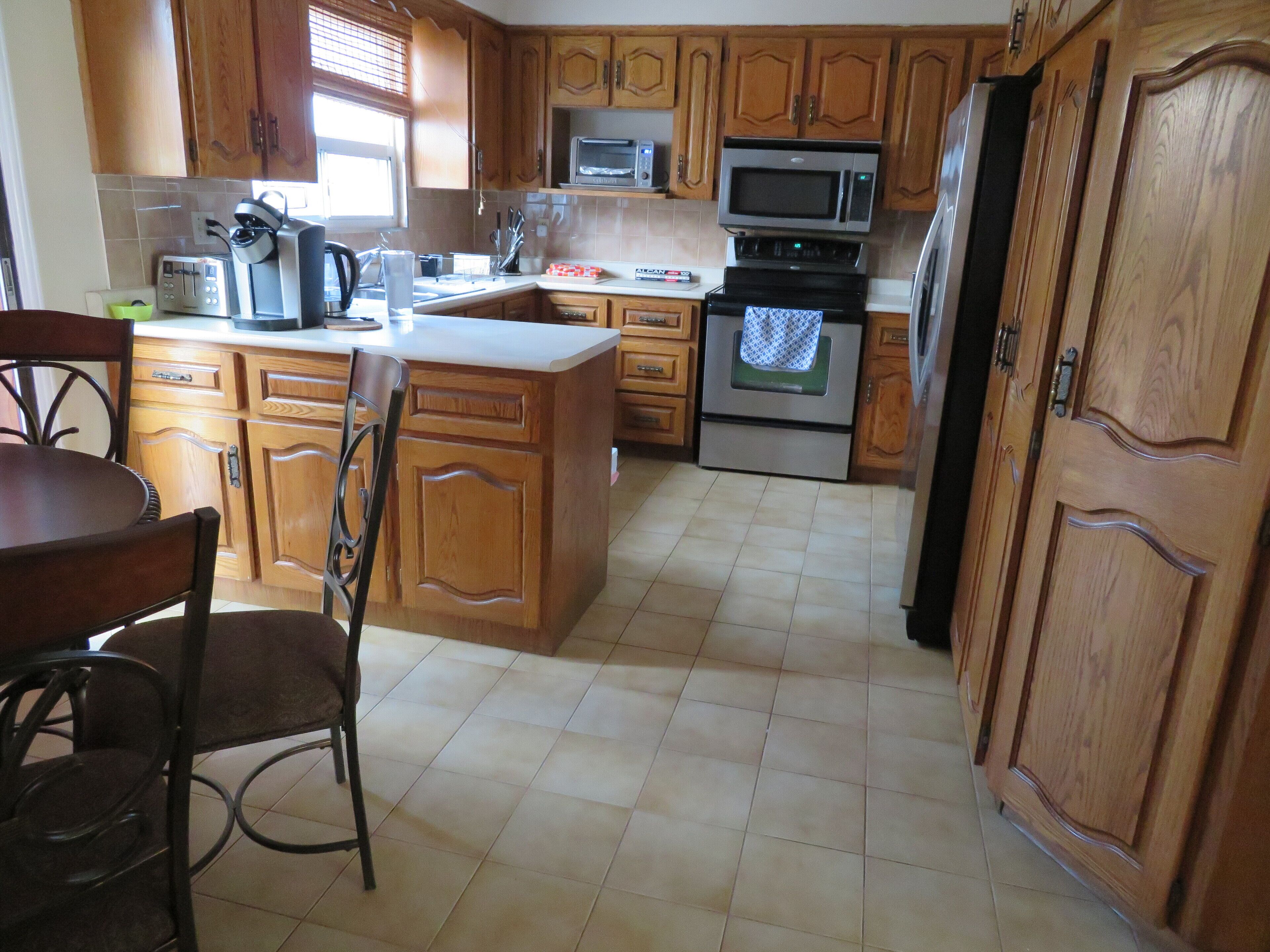 Microwave, dishwasher, coffee/tea maker, cookware/dishes/utensils