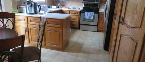 Microondas, lavavajillas, cafetera o tetera y utensilios de cocina