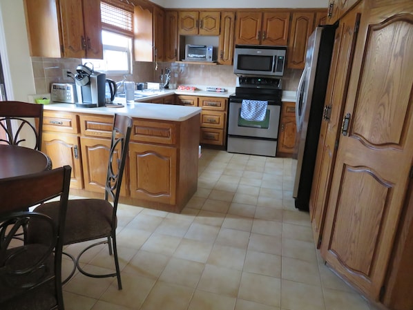 Microwave, dishwasher, coffee/tea maker, cookware/dishes/utensils