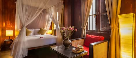 6 dormitorios, caja fuerte, escritorio y tabla de planchar con plancha