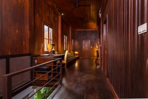 المنشأة من الداخل