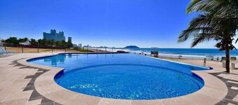 VAKKERT HUS VED STRANDEN