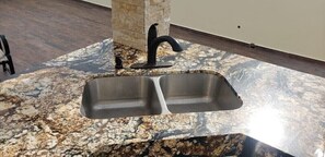 Réfrigérateur, micro-ondes, plaque de cuisson, lave-vaisselle