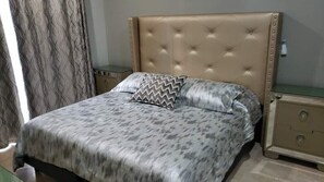 5 makuuhuonetta, tallelokero huoneessa, työpöytä, silitysrauta/-lauta