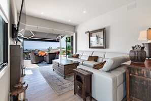 Fernseher, Kamin, DVD-Player, Bücher