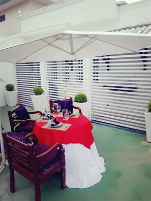 Outdoor dining