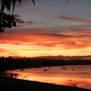 På stranden, solsenger og strandhåndklær