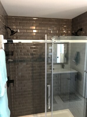Duschwanne, Haartrockner, Handtücher, Toilettenpapier