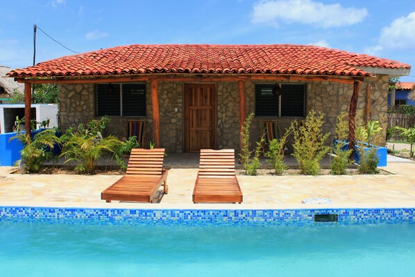 Outdoor pool - aloha bungalows surf lodge (tola)