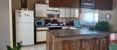 Réfrigérateur, four à micro-ondes, un four, surface de cuisson