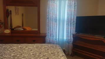 4 bedrooms, in-room safe, desk, iron/ironing board