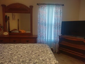 4 bedrooms, in-room safe, desk, iron/ironing board - Grandma's Duplex Entire House Near Downtown 3beds/1bath (Las Cruces)