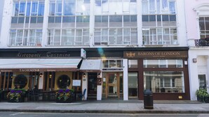 A street view of a building with a restaurant named "Ristorante Taormina" and an estate agency named "Barons of London". - Bright Studio Flat in Central London Zone 1 Paddington / Lancaster gate cozy (London)