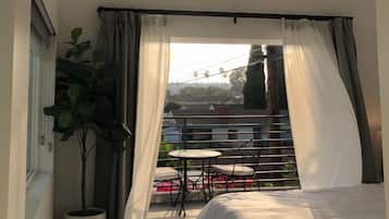 2 bedrooms, in-room safe, desk, iron/ironing board