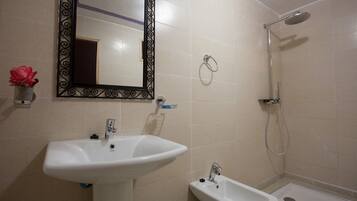 Suite | Kamar mandi | Shower, perlengkapan mandi gratis, handuk, dan sabun