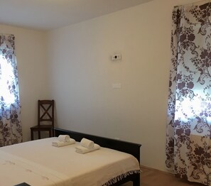 3 bedrooms, in-room safe, desk, iron/ironing board