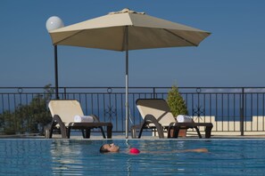 Outdoor pool - Beautiful sea view with privateness and quite for your family (Bar)