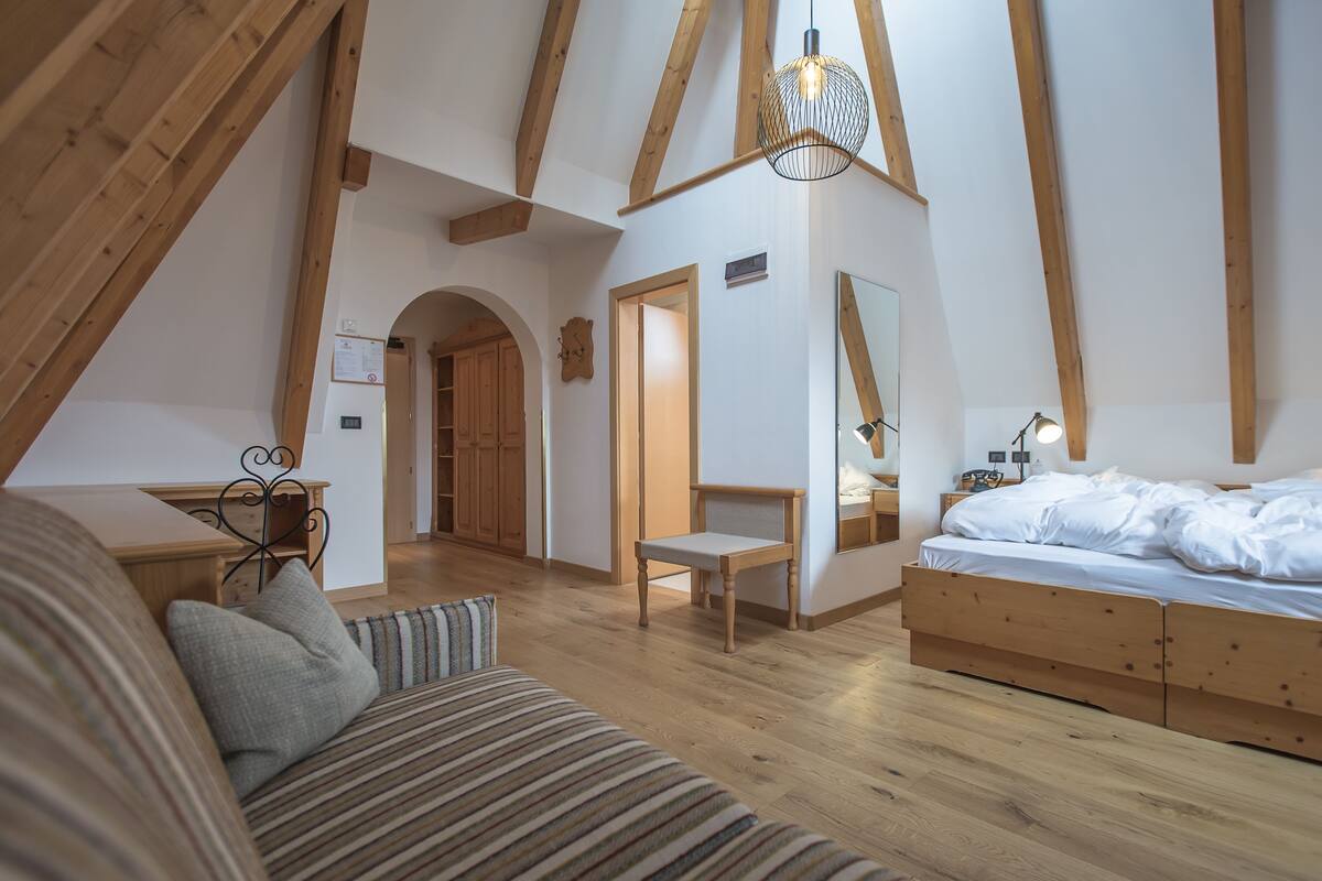 Grand Single Room | In-room safe, blackout drapes, soundproofing, WiFi (free)