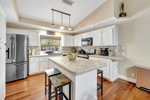 Kjøleskap, mikrobølgeovn, ovn og kokeplater