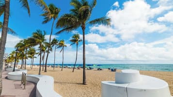 沙滩椅、沙滩毛巾