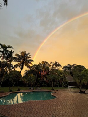 Utendørsbasseng og et oppvarmet basseng