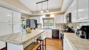 冰箱、微波炉、烤箱、炉灶