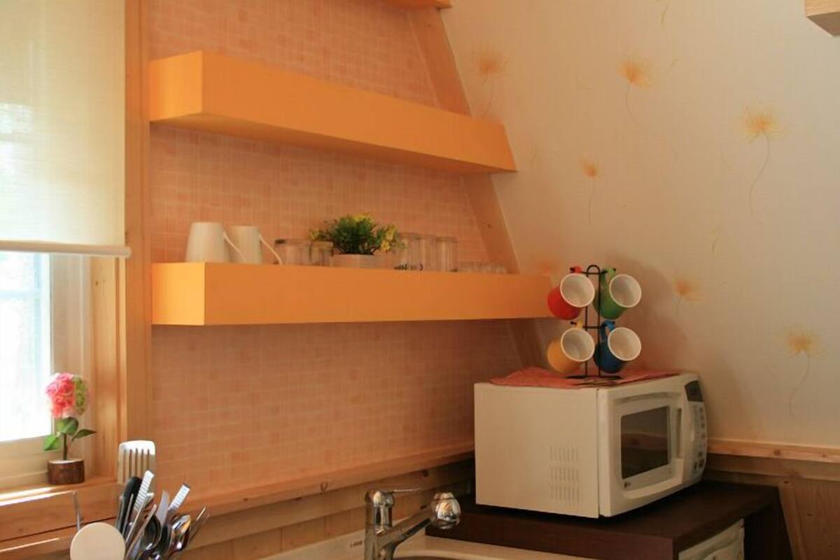 Casa a l'arbre familiar | Cuina bàsica privada | Frigorífic, microones, placa de cuina i bullidora elèctrica 