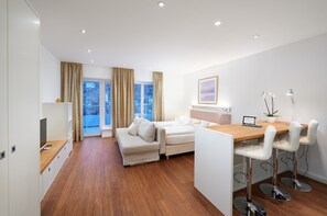 Design Studio | Desk, iron/ironing board, free WiFi, bed sheets - Apartments Christina im Design Vosteen (Nuremberg)