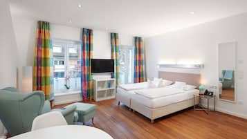 Design-Studio | Schreibtisch, Bügeleisen/Bügelbrett, kostenloses WLAN, Bettwäsche