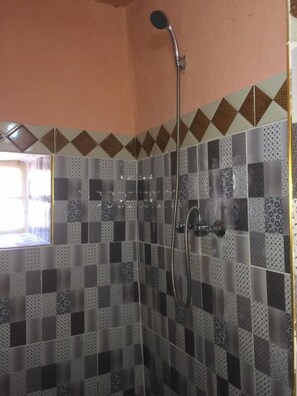 Double Room | Bathroom | Shower, rainfall showerhead, towels - Gite Nait Youssef Taghia (Zaouiat Ahansal)