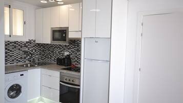 Køleskab, mikrobølgeovn, ovn, kogeplade