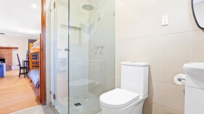 Shower - Braeside Cabin Three - Parsonsia (CENTRAL TILBA)