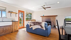 Interior - Braeside Cabin Four - Ziera (CENTRAL TILBA)