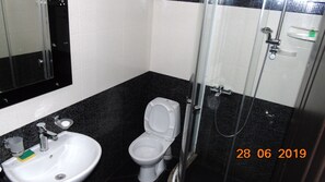 مستلزمات مجانية للعناية الشخصية، مجففات شعر، مناشف، ورق حمّام