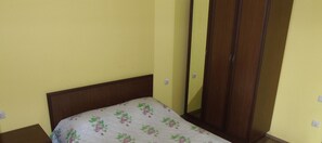 2 عدّة غرف نوم ومكتب وتجهيزات عازلة للصوت ومكواة/لوح كي