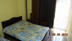 2 عدّة غرف نوم ومكتب وتجهيزات عازلة للصوت ومكواة/لوح كي