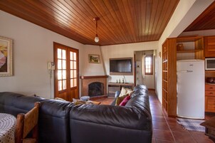 Apartamento Superior | Área de estar | TV