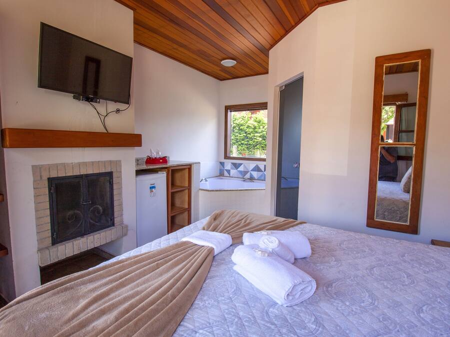 Chalé Girassol | Minibar, WiFi (free), bed sheets