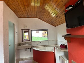 Chalé Azaléia | Bathroom | Shower, towels - Pousada Flores da Serra (Camanducaia)