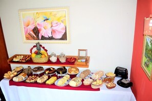 Free daily buffet breakfast - Pousada Flores da Serra (Camanducaia)