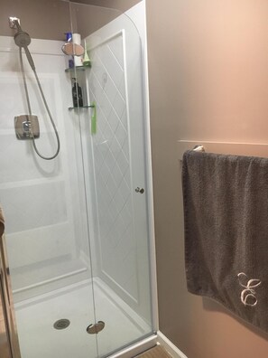 Kombination af bruser/badekar, hårtørrer, bidet, håndklæder