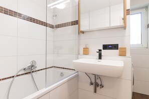 Haartrockner, Handtücher, Seife, Shampoo